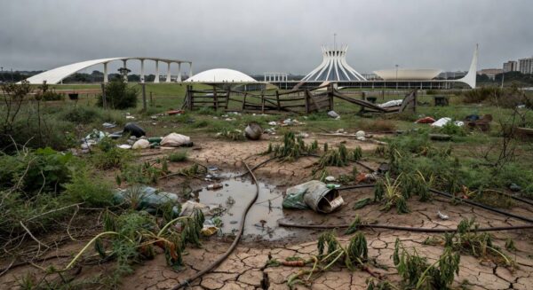 Horta urbana negligenciada em Brasília, com plantas secas e solo árido, ao fundo prédios icônicos, ilustrando falhas na agricultura urbana expostas pela CLDF.