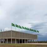 Fachada da Câmara Legislativa do DF em Brasília, com céu nublado, representando concessão questionável de título honorário.
