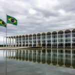 Edifício do Itamaraty em Brasília com bandeiras brasileiras, representando alerta de viagens internacionais.