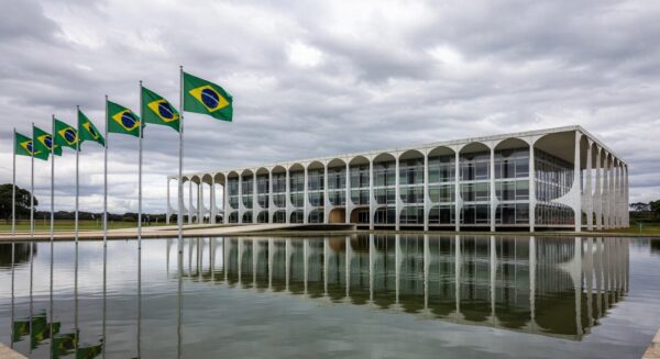 Edifício do Itamaraty em Brasília com bandeiras brasileiras, representando alerta de viagens internacionais.