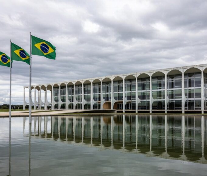 Edifício do Itamaraty em Brasília com bandeiras brasileiras, representando alerta de viagens internacionais.