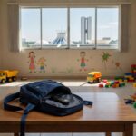 Mochila infantil com gravador escondido em creche vazia no DF, representando caso de maus-tratos flagrados.