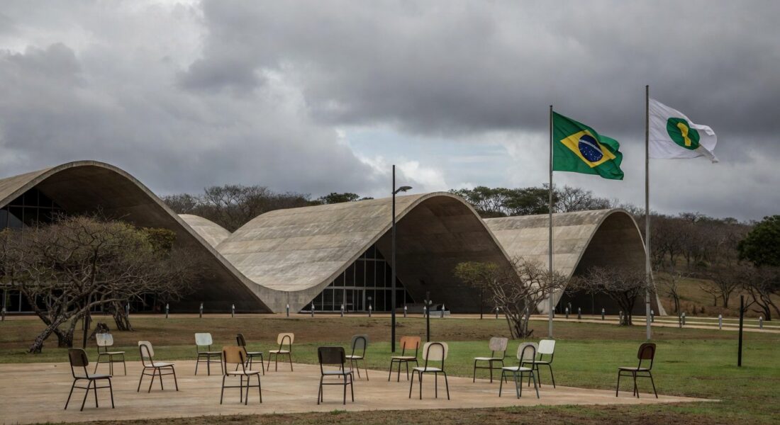Fachada da CLDF em Brasília durante homenagem controversa ao CRO-DF, ignorando prioridades sociais no DF.