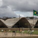 Fachada da CLDF em Brasília durante homenagem controversa ao CRO-DF, ignorando prioridades sociais no DF.