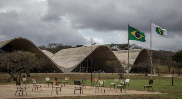 Fachada da CLDF em Brasília durante homenagem controversa ao CRO-DF, ignorando prioridades sociais no DF.