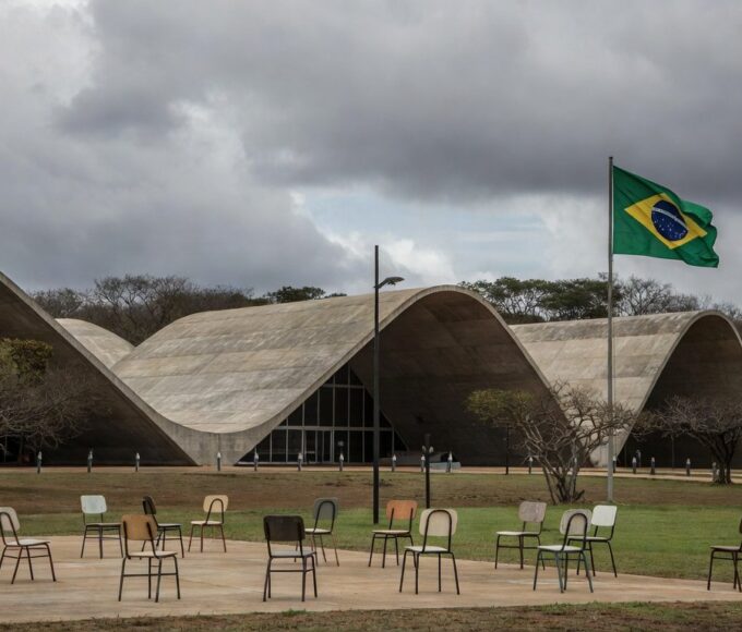 Fachada da CLDF em Brasília durante homenagem controversa ao CRO-DF, ignorando prioridades sociais no DF.