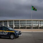 Edifício da CLDF em Brasília com fitas roxas nas grades, representando falhas no combate à violência contra a mulher.