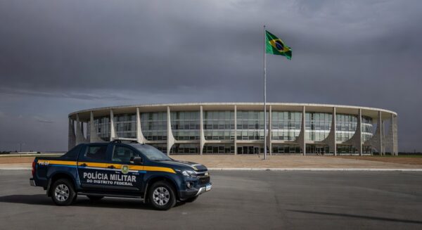 Edifício da CLDF em Brasília com fitas roxas nas grades, representando falhas no combate à violência contra a mulher.