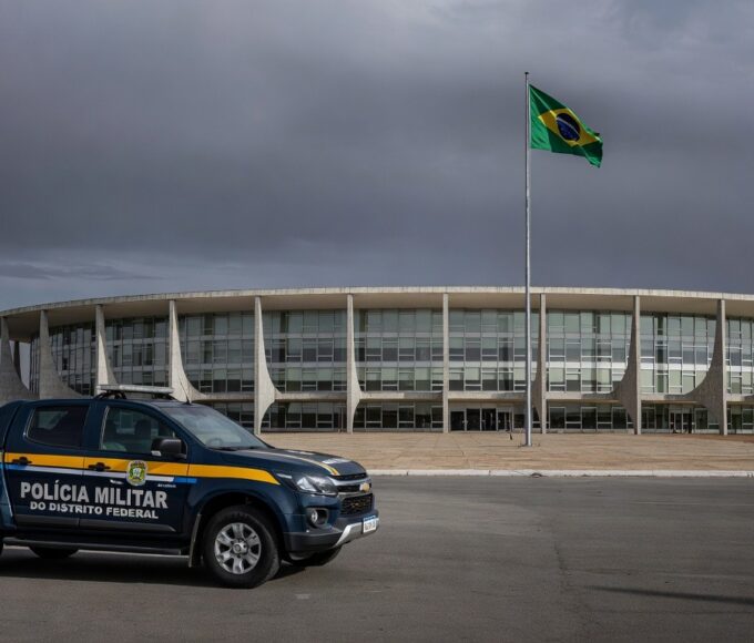Edifício da CLDF em Brasília com fitas roxas nas grades, representando falhas no combate à violência contra a mulher.