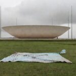 Edifício do CRO-DF em Brasília com elementos de homenagem aos 60 anos e símbolos de demandas ignoradas de odontólogos.