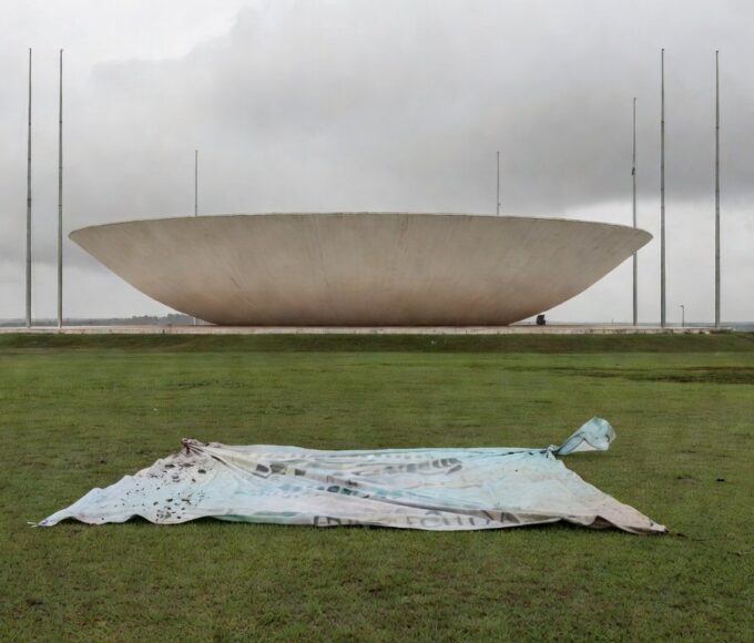 Edifício do CRO-DF em Brasília com elementos de homenagem aos 60 anos e símbolos de demandas ignoradas de odontólogos.