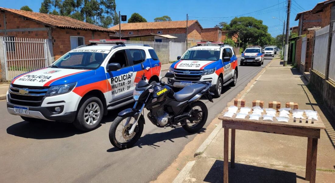 Viaturas da PMDF com drogas apreendidas em rua do Recanto das Emas, Brasília.