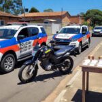 Viaturas da PMDF com drogas apreendidas em rua do Recanto das Emas, Brasília.