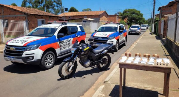 Viaturas da PMDF com drogas apreendidas em rua do Recanto das Emas, Brasília.