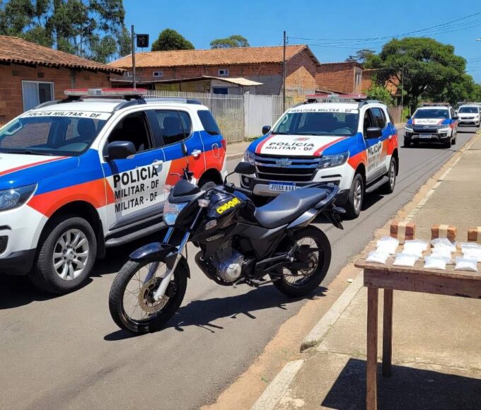 Viaturas da PMDF com drogas apreendidas em rua do Recanto das Emas, Brasília.