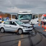 Acidente na DF-150 em Sobradinho com veículos danificados e faixa interditada, deixando três feridos.
