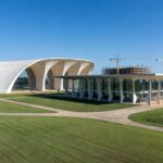 Campus universitário em expansão em Brasília, representando crescimento de matrículas no ensino superior público do DF.