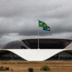 Edifício da Câmara Legislativa do DF em Brasília sob céu nublado, simbolizando críticas por concessão de título honorário em meio a crise.