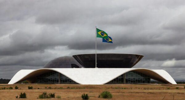 Edifício da Câmara Legislativa do DF em Brasília sob céu nublado, simbolizando críticas por concessão de título honorário em meio a crise.