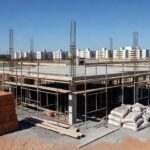 Construção em andamento no Gama com lajes de concreto e andaimes, cena de acidente fatal.