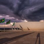 Fachada da Câmara Legislativa do DF em Brasília sob céu nublado, representando divulgação do Prêmio Marielle Franco com críticas por ineficácia.