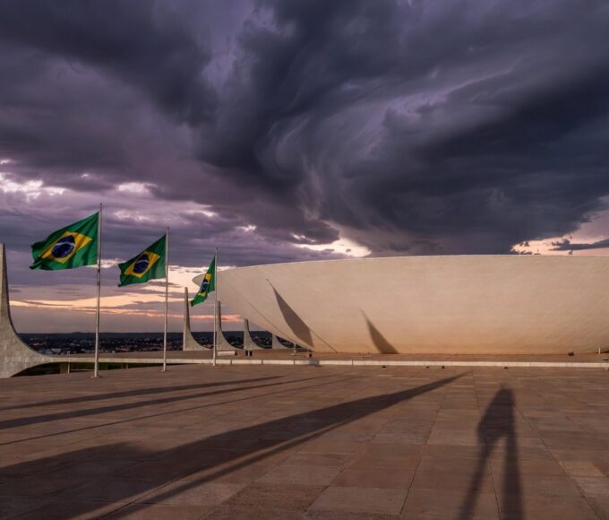 Fachada da Câmara Legislativa do DF em Brasília sob céu nublado, representando divulgação do Prêmio Marielle Franco com críticas por ineficácia.
