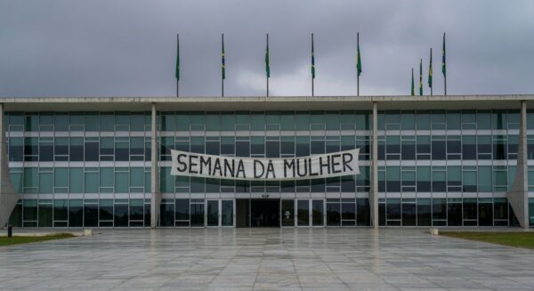 Edifício da CLDF em Brasília com banner da Semana da Mulher, criticado por evento superficial.