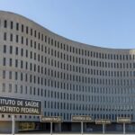Prédio administrativo em Brasília representando instituição de saúde com denúncias de cobranças abusivas e falhas no atendimento.