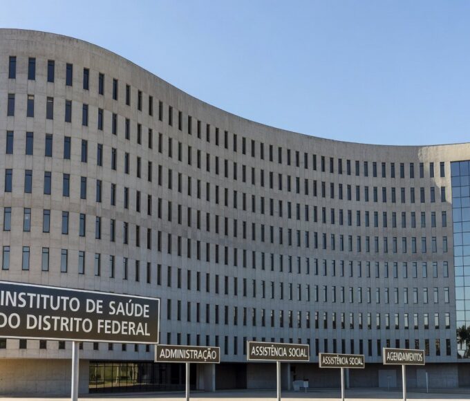 Prédio administrativo em Brasília representando instituição de saúde com denúncias de cobranças abusivas e falhas no atendimento.