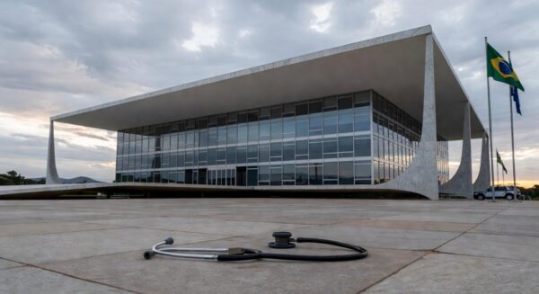 Cena urbana em Brasília ilustrando crise grave na saúde e segurança do DF, com hospital e viaturas deterioradas.