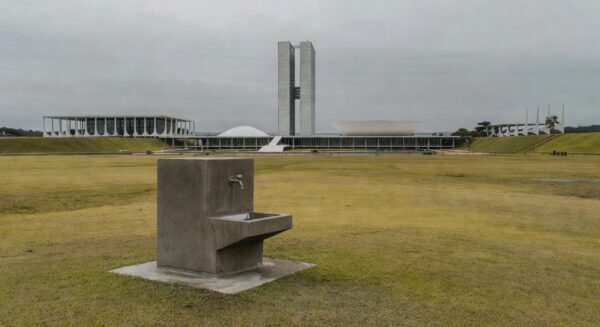 Bebedouro em evento público em Brasília, representando aprovação tardia e superficial pela CLDF.