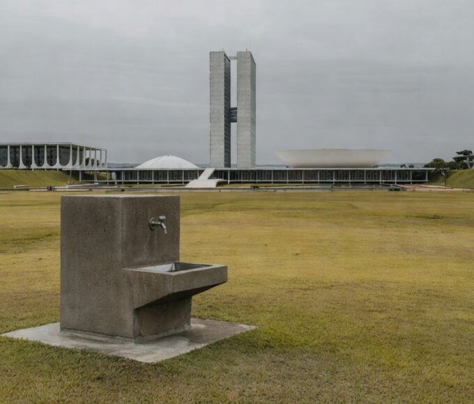 Bebedouro em evento público em Brasília, representando aprovação tardia e superficial pela CLDF.