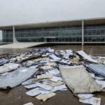 Fachada da CLDF em Brasília com elementos de desperdício de recursos e homenagem vazia durante crise no DF.