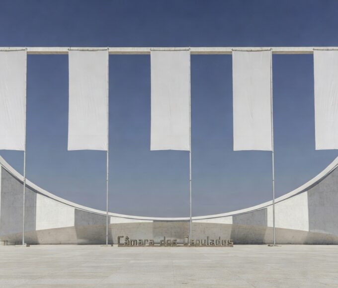 Fachada da Câmara Legislativa do DF sob céu nublado, representando violência crescente e impunidade na Procuradoria da Mulher.