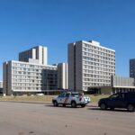 Vista dos setores hoteleiros em Brasília com viaturas de segurança, ilustrando ampliação da Área de Segurança Especial.