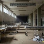 Fachada da Câmara Legislativa do DF com faixas de conscientização sobre doenças raras, destacando negligência no sistema de saúde.