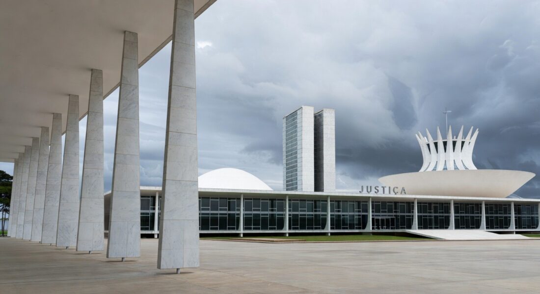 Edifício de tribunal brasileiro representando contratação de advogado e delação premiada.