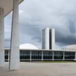 Edifício de tribunal brasileiro representando contratação de advogado e delação premiada.