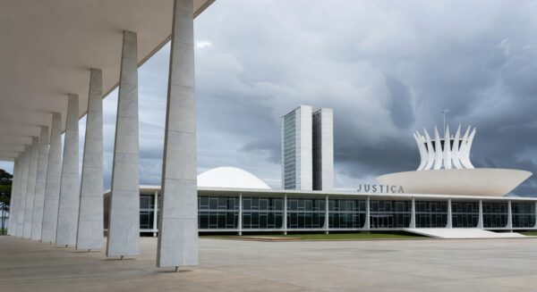 Edifício de tribunal brasileiro representando contratação de advogado e delação premiada.