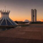 Arquitetura moderna de Brasília com elementos de design criativo, representando o II Fórum Cidades Criativas do Design.