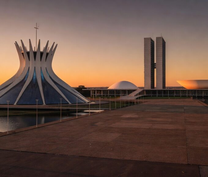 Arquitetura moderna de Brasília com elementos de design criativo, representando o II Fórum Cidades Criativas do Design.