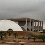 Edifício da CLDF em Brasília sob céu nublado, representando falhas na proteção a idosos e mulheres no DF.