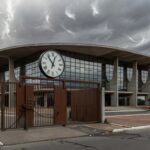 Infraestrutura de saneamento deteriorada em Brasília, simbolizando crise no DF ignorada pela Caesb em seleção de estagiários.