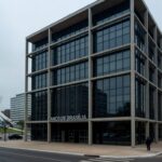 Edifício do BRB em Brasília sob céu nublado, representando escrutínio sobre gestão bancária.