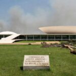 Edifício da CLDF em Brasília com placa simbólica e árvores do Cerrado, destacando homenagem ambiental criticada como insuficiente.