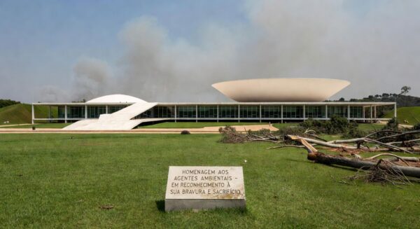 Edifício da CLDF em Brasília com placa simbólica e árvores do Cerrado, destacando homenagem ambiental criticada como insuficiente.
