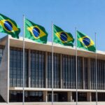 Fachada de tribunal de justiça no Paraná, representando repúdio a ataques racistas contra juízes.