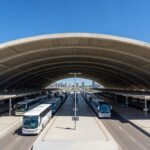 Rodoviária do Plano Piloto em Brasília, com plataformas e ônibus, destacando satisfação dos usuários após concessão privada.