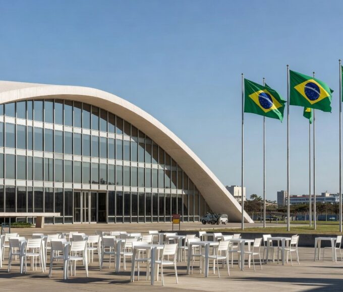 Prédio do TRE-DF em Brasília com bandeiras e urnas eletrônicas, representando regularização de eleitores em mutirões.