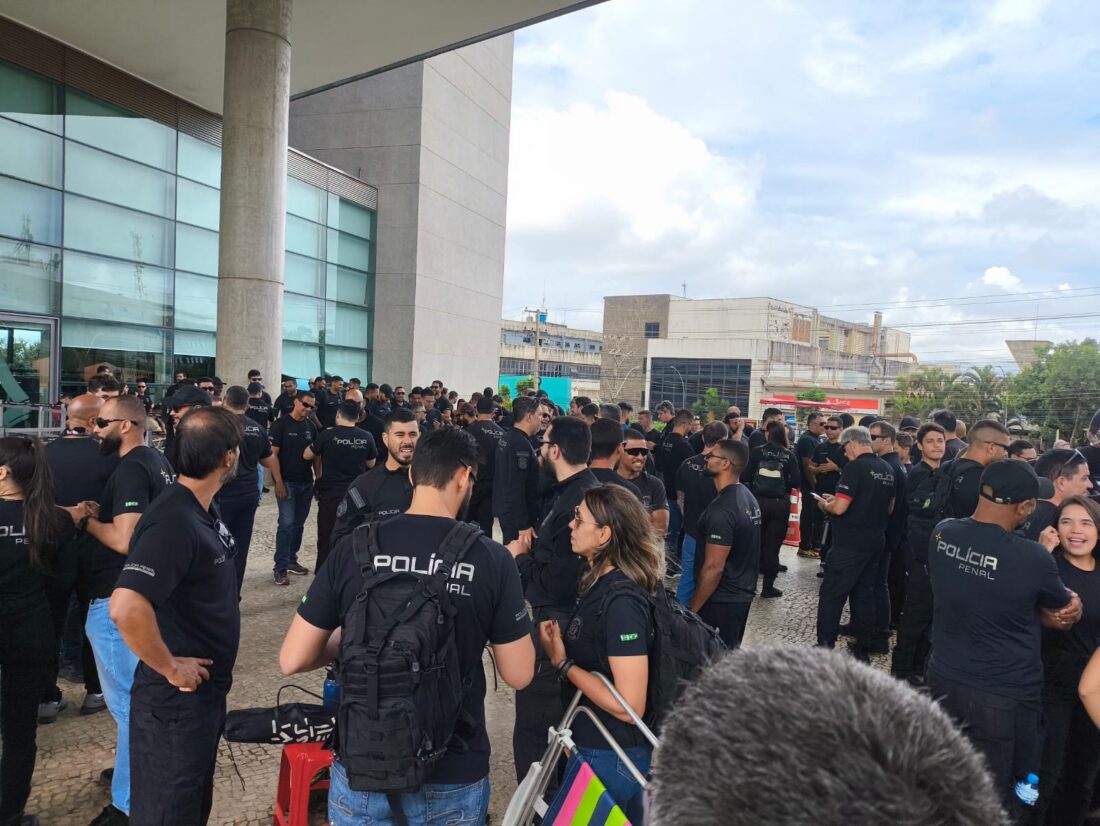 Policiais penais do DF protestam por regulamentação e reajustes salariais atrasados desde 2019